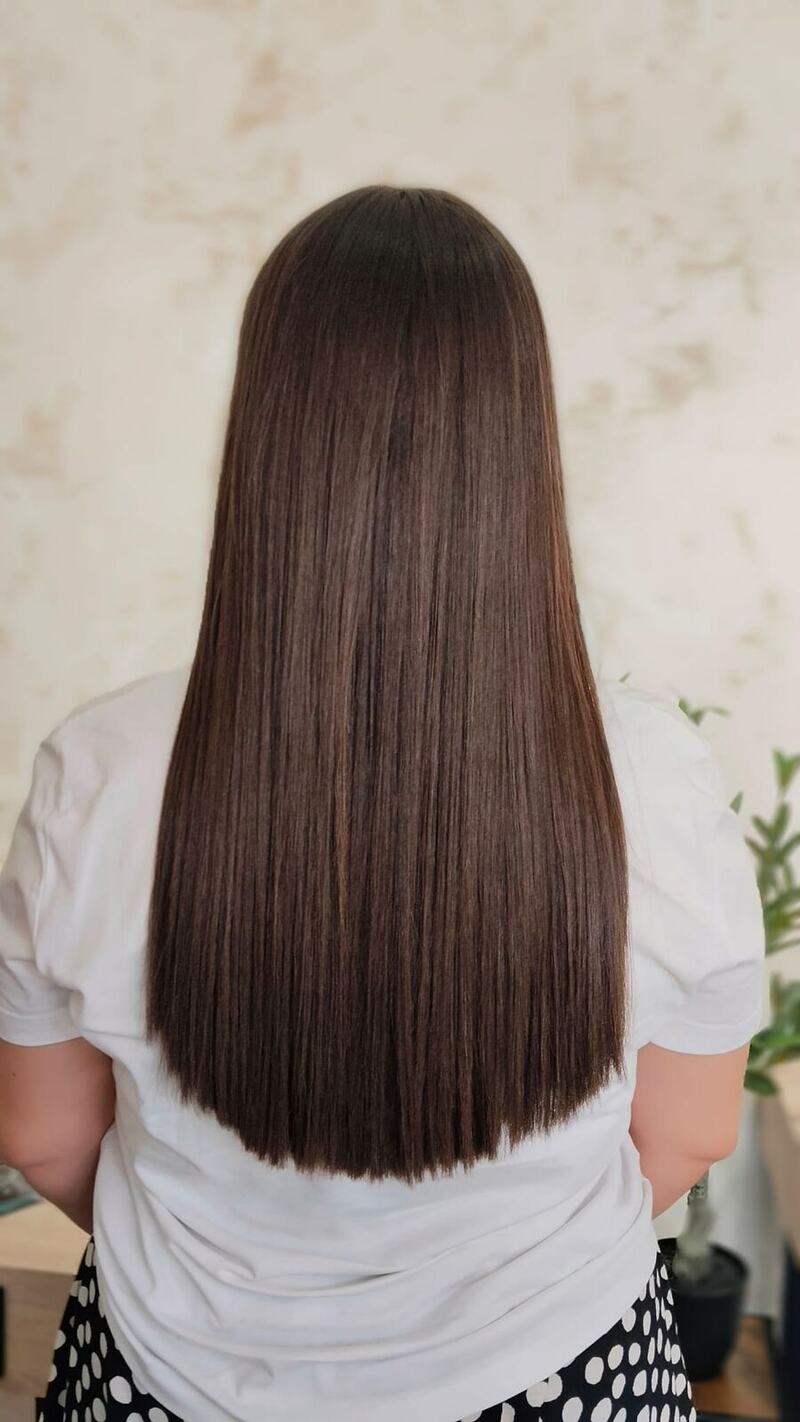 Melena castaña lisa con acabado brillante — ORIGEN Hair Studio