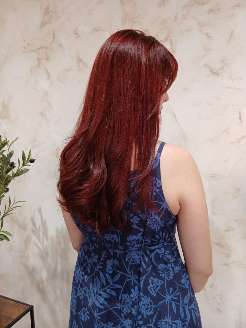 Coloración pelirroja intensa con ondas en puntas