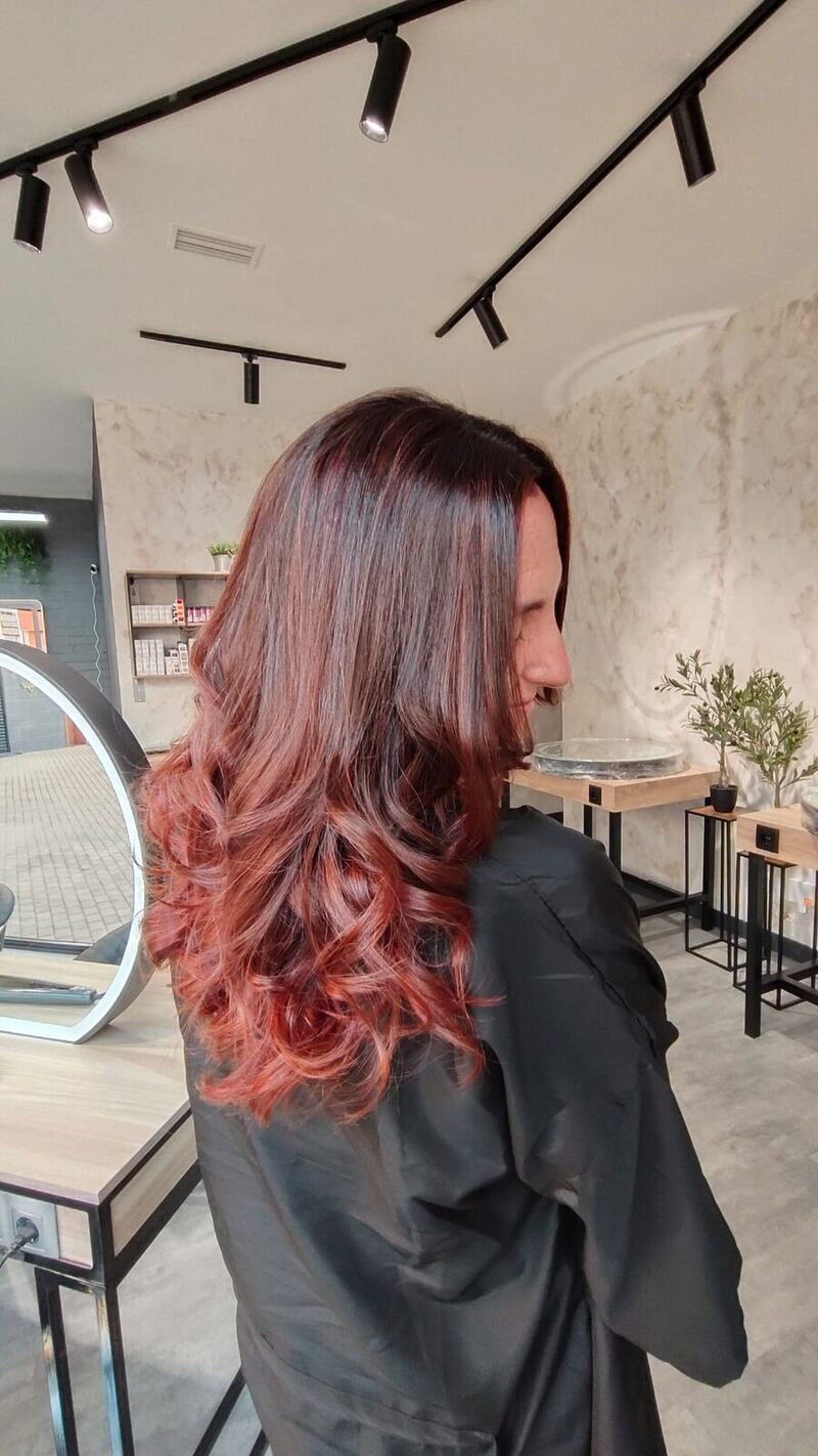 Color cobrizo trabajado con ondas, vista de perfil en el salón