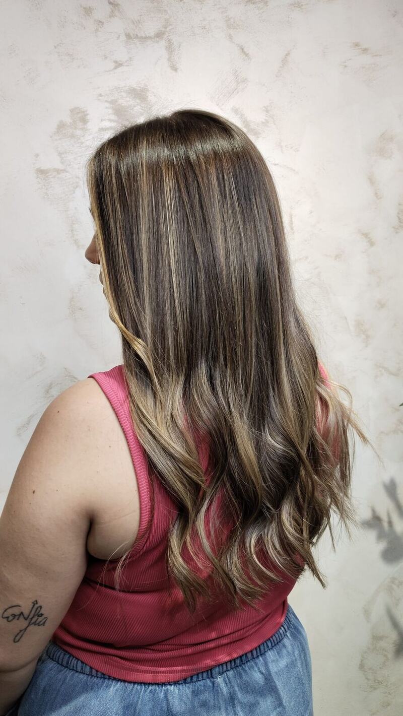 Mechas rubias sobre base castaña con ondas naturales