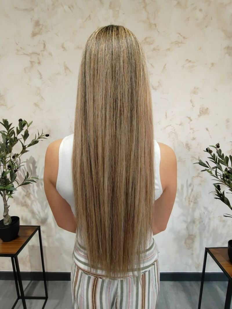 Melena larga rubia con babylights, acabado liso