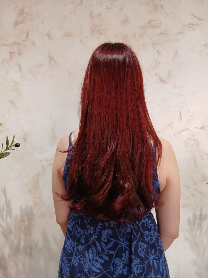 Pelirrojo intenso con corte en capas largas