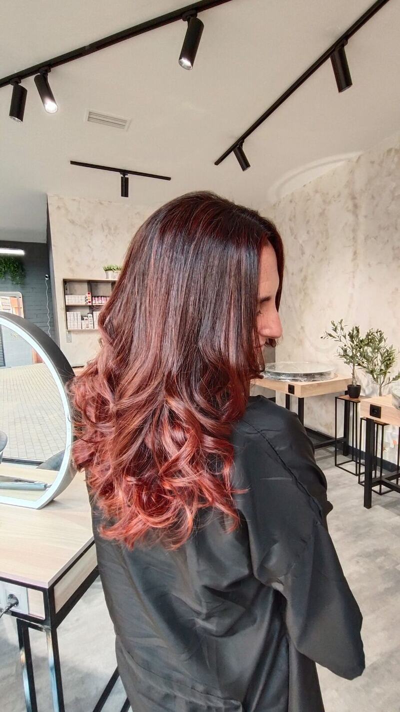 Color cobrizo con ondas definidas, acabado de salón