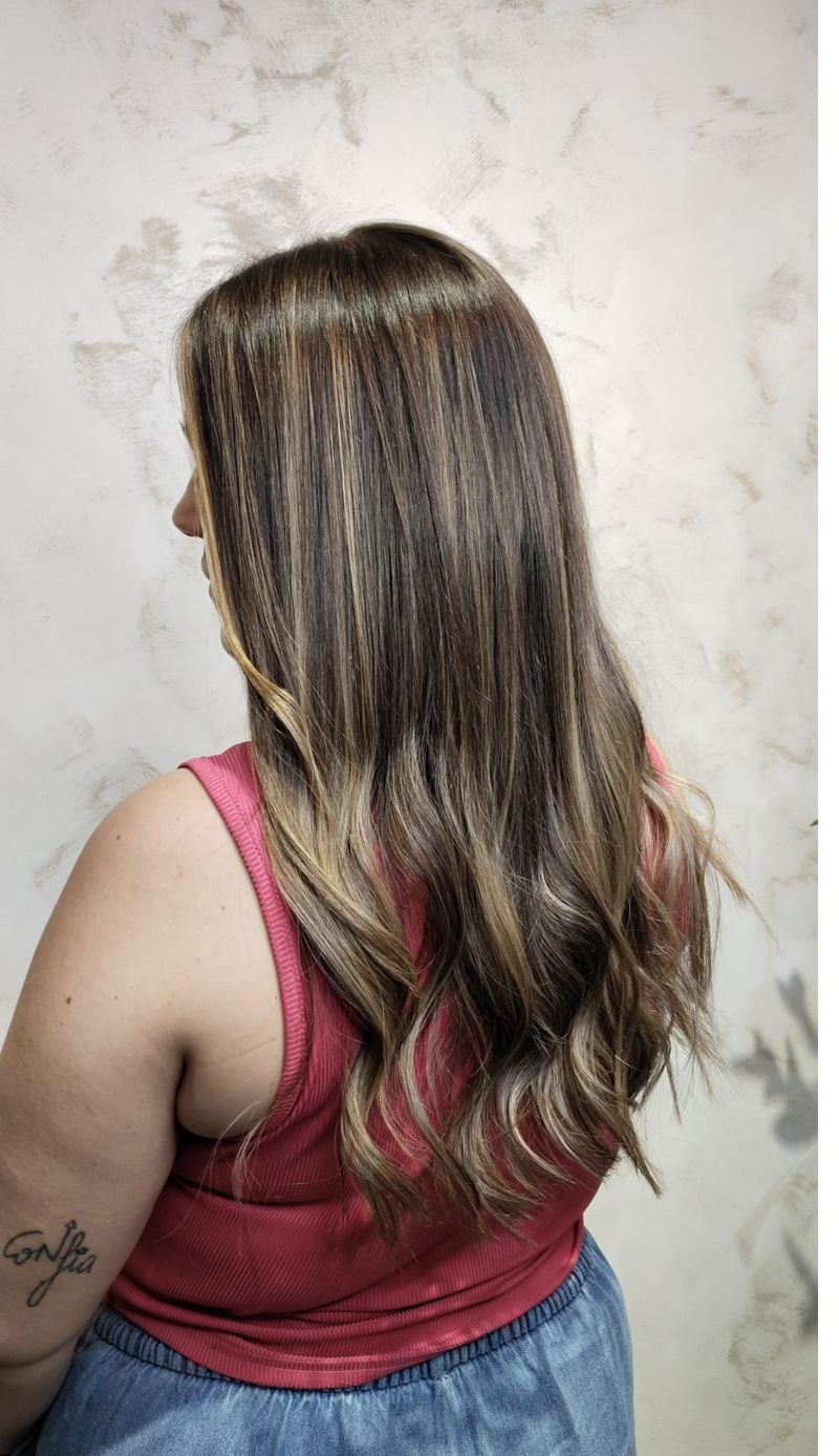 Resultado de balayage, morena con rubios naturales — ORIGEN Hair Studio Getafe
